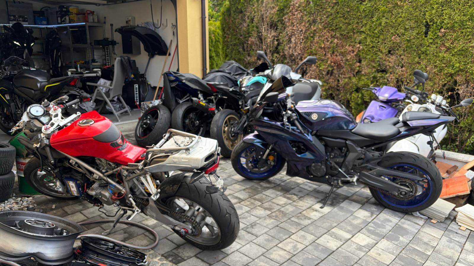 Motorräder in der Garage